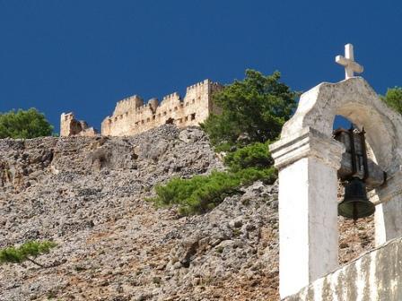 Ruins on the hillside (image by Bazylek100)