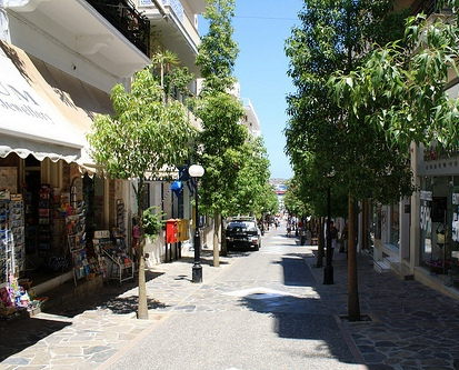 Pretty pedestrian streets flow down to the harbour (image by Andrew Skudder)