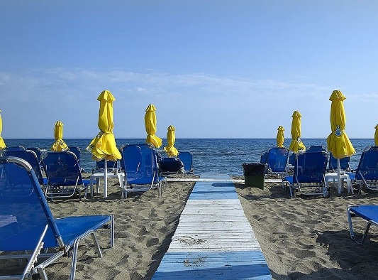 Nea Chora Beach is is the new town of Chania, just to the west of the Old Town