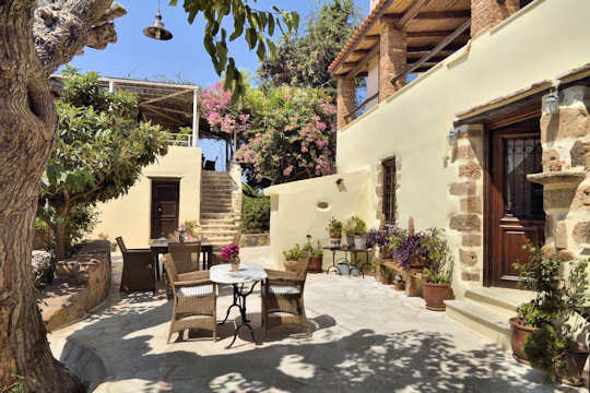 Elia Guesthouse - relaxing courtyard and rural setting