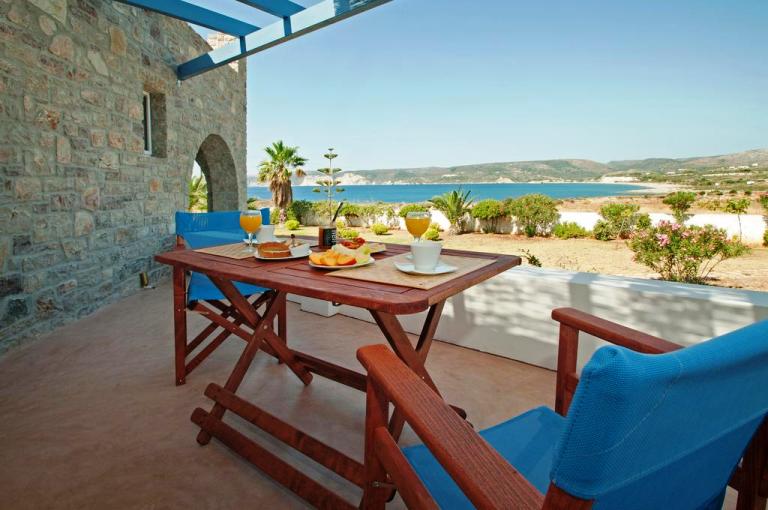 Apartment Anemes is located just outside the seaside village of Avlemenos in Kythira