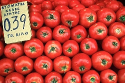 Tomatoes at the market (image by Karl Blackwell)