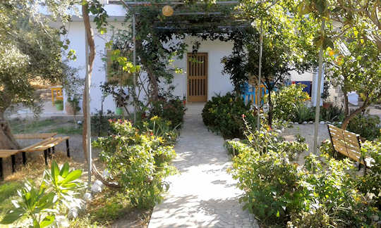 Kampos Rooms - Greek hospitality and shady garden near the beach in Paleochora