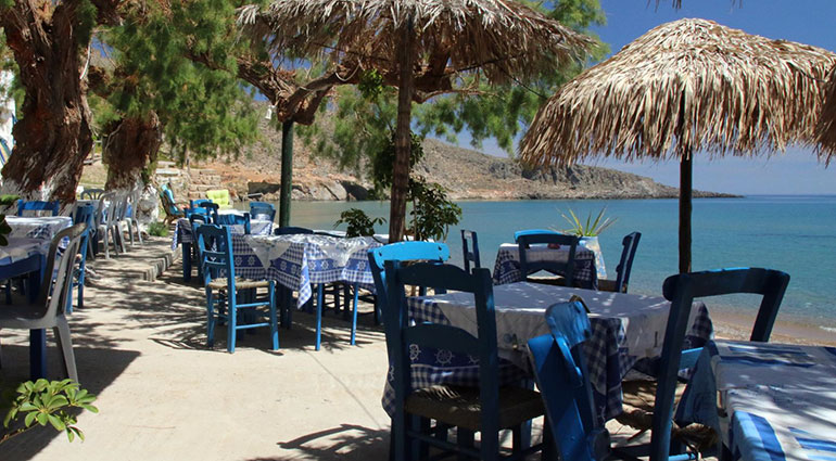 Taverna meals on the beach (image by Ilias Pagianidis)