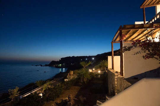 Kionia Apartments are set right on the beach of Agia Fotini in Crete