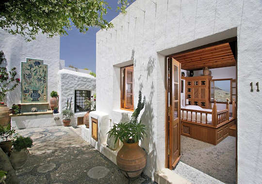 Melenos Exclusive Suites Courtyard