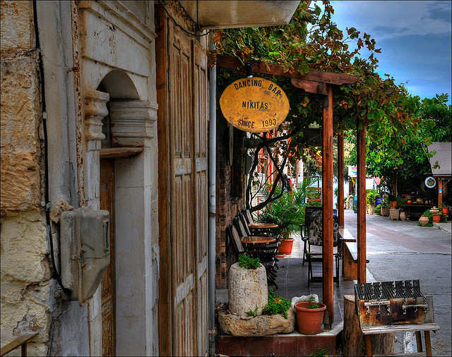 Panormos street scene (Image by Romtomtom)