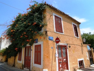 Plaka at the base of the Acropolis - ochre coloured village home (image by Rosino)