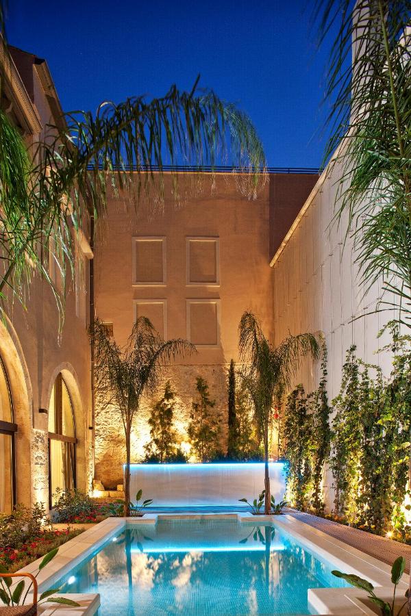 Palazzo Rimondi - courtyard and pool
