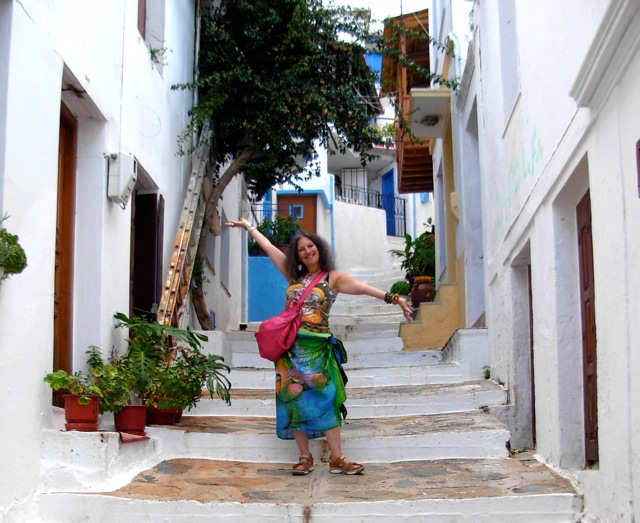 Exploring Skopelos Town - whitewashed buildings and pretty laneways