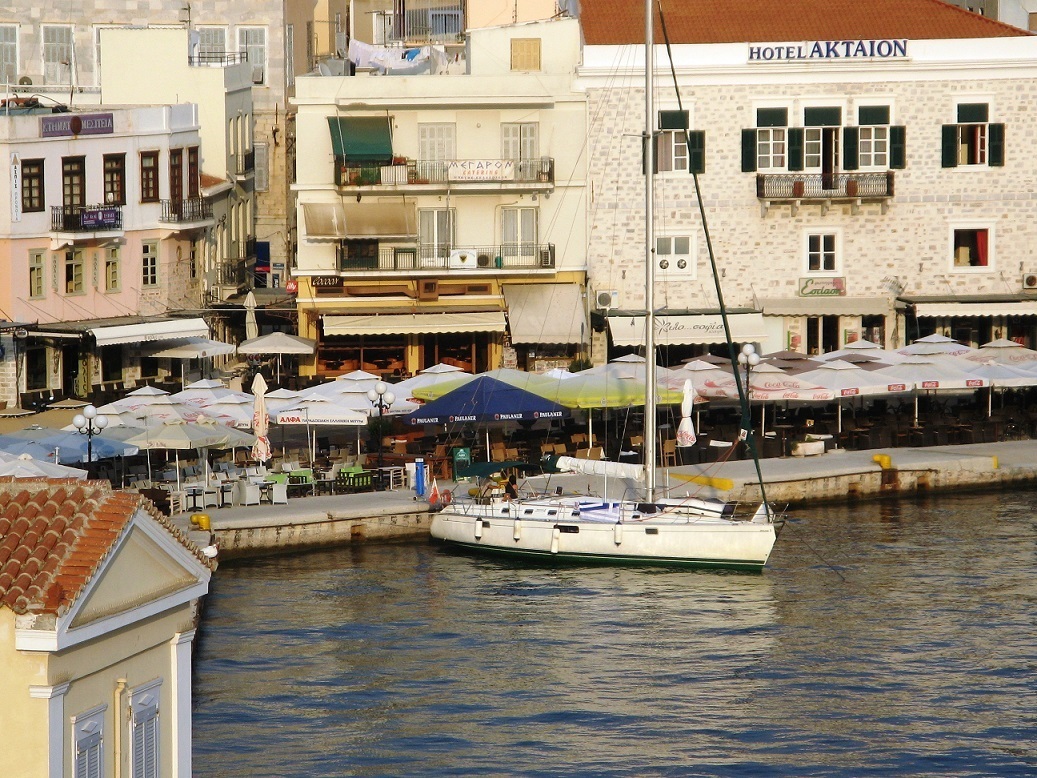 Ermoupolis Harbour on Syros, you can learn Greek here with Omilo