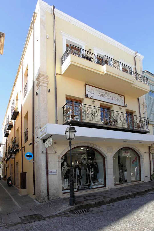 Afroditi Aparthotel is located within the walls of the old town of Rethymnon in western Crete, 67 km from Chania International Airport CHQ.
