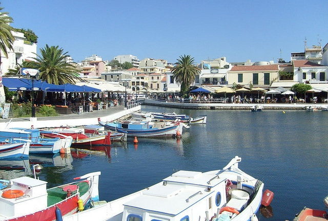 Agios Nikolaos Crete - Lake Voulismeni with coloured fishing boats (image by Thomas Kohler)