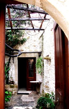 Traditional Cretan Lodge, Agios Miron, entrance