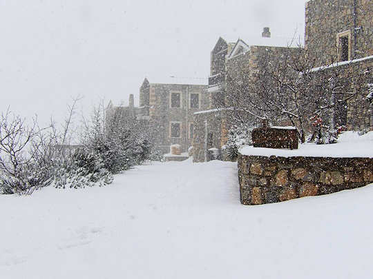 Arodamos Guesthouse in winter