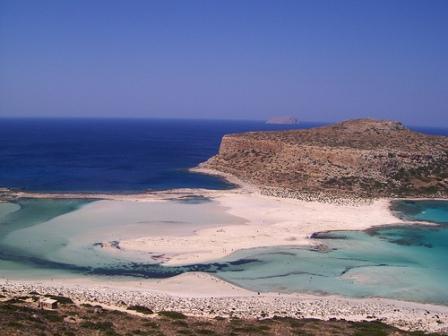 Colours blue and white stun the eye in west Crete (image by El Mostrito)
