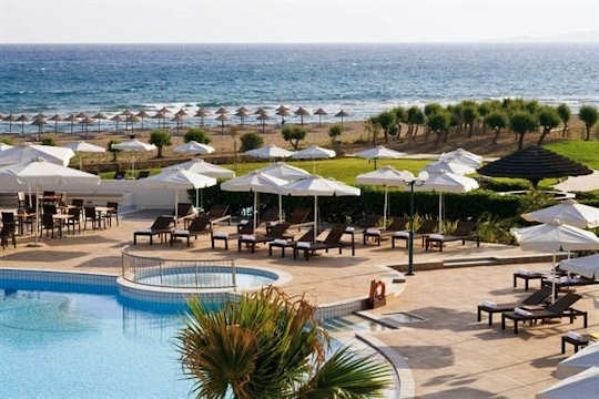 Candia Maris Resort & Spa on Ammoudara Beach in Crete is very close to the town of Heraklion and to Knossos Archaeological site.