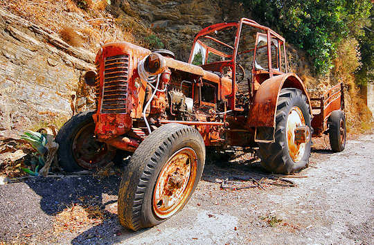 Old abandoned tractor in Crete (image by Miguel Virkkunen Carvalho)