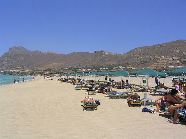 Lounging around - white sand - wide beach - umbrellas and beach chairs (Image by Taver)