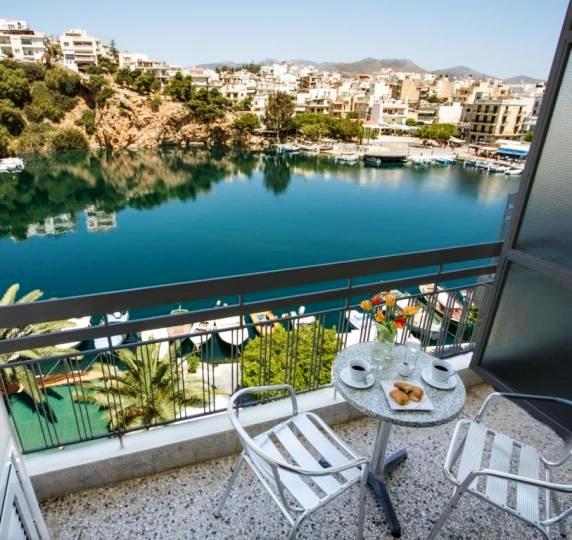 Hotel du Lac has views over Lake Voulismeni