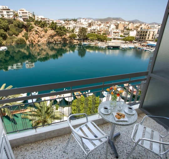 Get a lake view room at the Hotel Du Lac in Agios Nikolaos