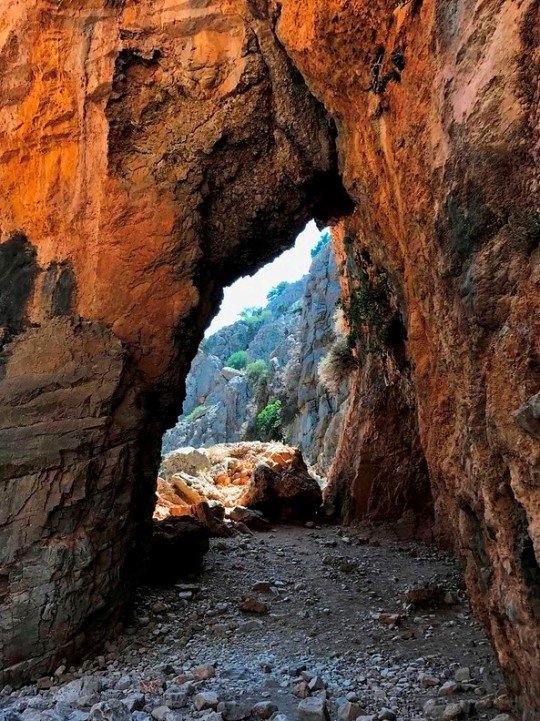 The stunning arch of the Imbros Gorge, Crete (image by Udo Schröter)