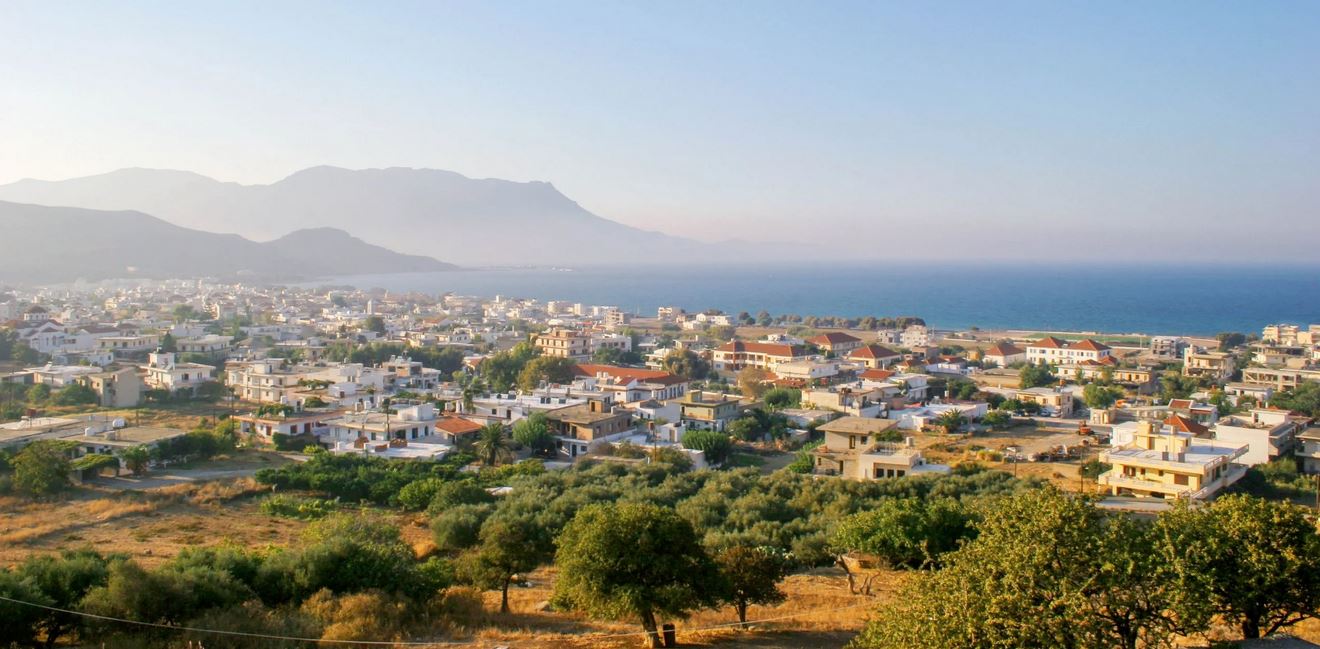 View of the town and across the bay from the hills (image by photographicity)