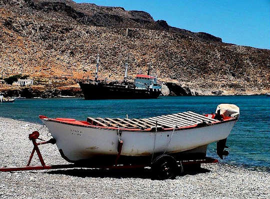Old Fishing Boat on the Beach (image by PaPisc)