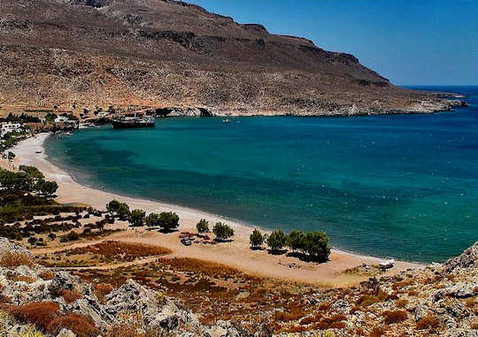 A Sand and Pebble Beach (image by PaPisc)