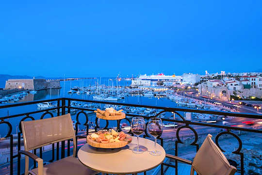 Kings Blue - Apartments in Heraklion town with view to the Old Port