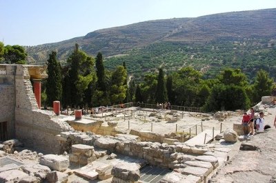 The Palace of Knossos - Κνωσός with views across the valley (image by Phileole)