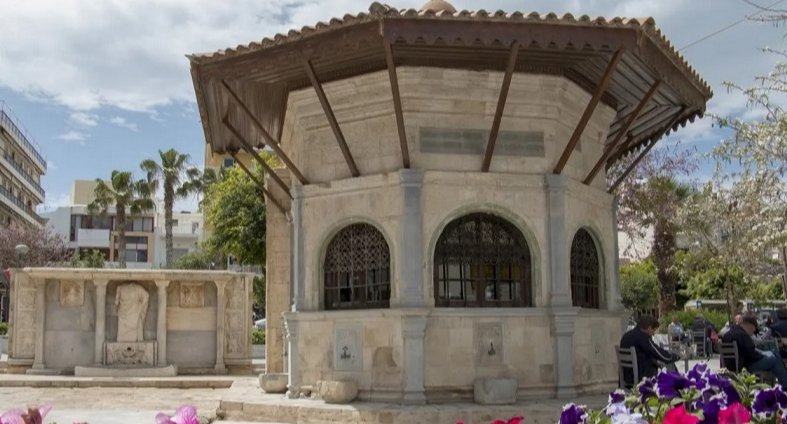 The old Turkish fountain is now a kafenion in Kournarou Square, Heraklion