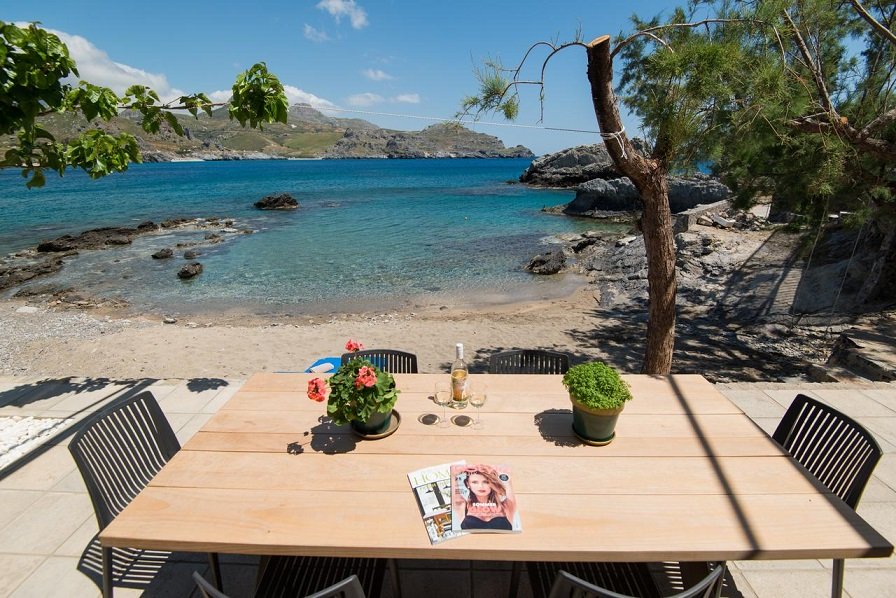 Old Damnoni House is a small traditional Cretan house located right on the beach in southern Rethymnon.