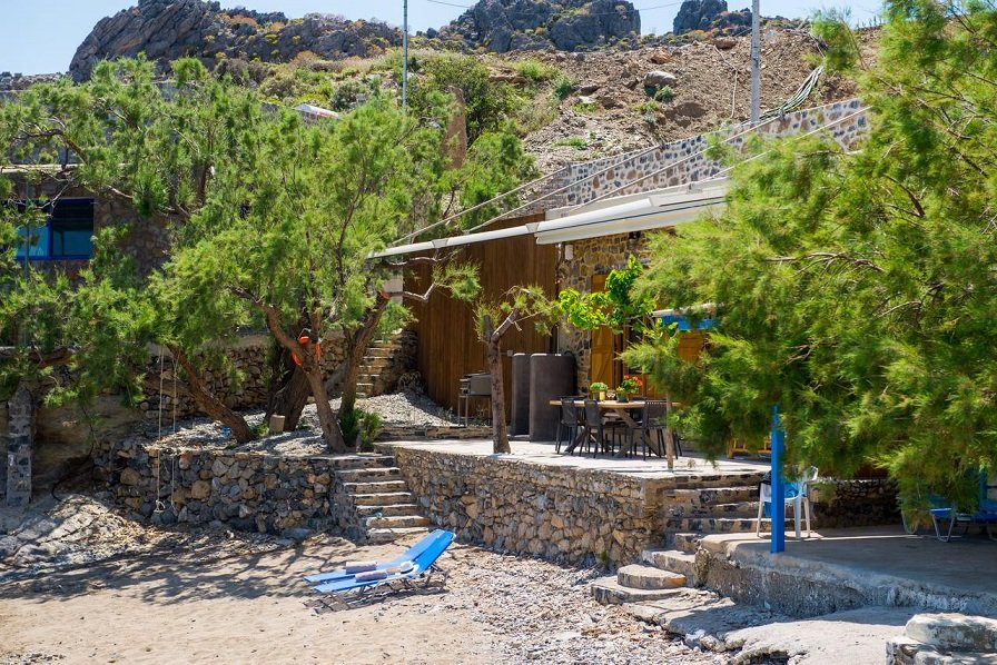 Palio Damnoni House is a small traditional Cretan house located right on the beach in southern Rethymnon