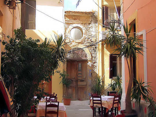 Enjoy stylish modern cafes in the narrow historic laneways of Old Rethymnon Town (image by Michael Brys)