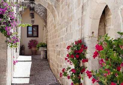 In Rhodes stay within the walls of the Old Town and stroll through the narrow streets which are brimming with history