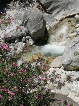 Depending which season, water trickles all along the walk (image by Fathzer)