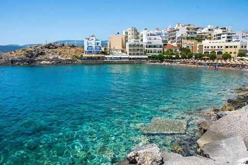 Sgouros Hotel overlooks Kitroplateia town beach