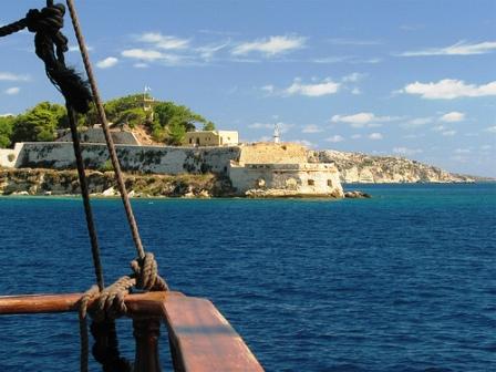 This is a deep harbour with ruins of forts at the entrance