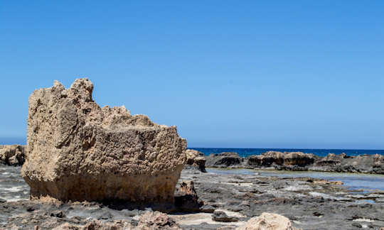 The rock pools of Stavros Beach, hours of fun for young explorers