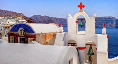 Santorini - white buildings, bright colours of church and blue of the Med (image by Wolfgang Staudt)