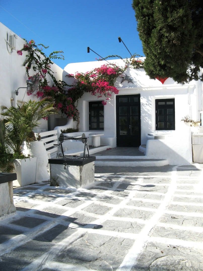 I came across this little courtyard with its old well quite by chance in the back lane ways of Mykonos...