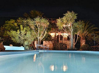 Villa Plori with complete beachfront access