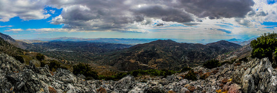 Hiking in the Psiloritis range (image by Konstantinos Mavroudis)